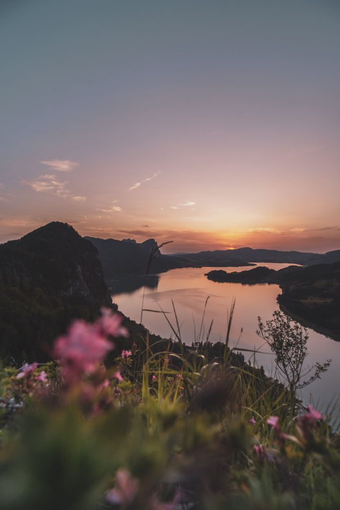 Sonnenuntergang und Blick auf den Mondsee im Sommer im Zuge einer Wanderung auf den Weinkogel am Weg auf die Eisenauer Alm am Fuße des Schafberg, Salzburg, Oberösterreich, Salzburger Land, Salzkammergut, Österreich.