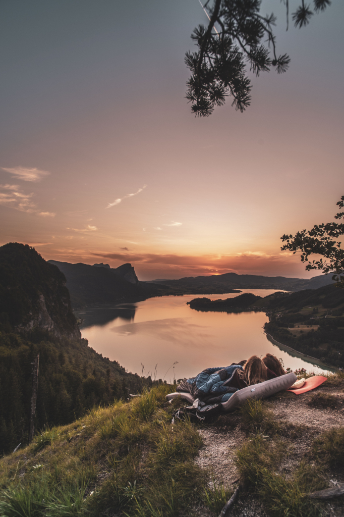 Sonnenuntergang und Blick auf den Mondsee im Sommer im Zuge einer Wanderung auf den Weinkogel am Weg auf die Eisenauer Alm am Fuße des Schafberg, Salzburg, Oberösterreich, Salzburger Land, Salzkammergut, Österreich.