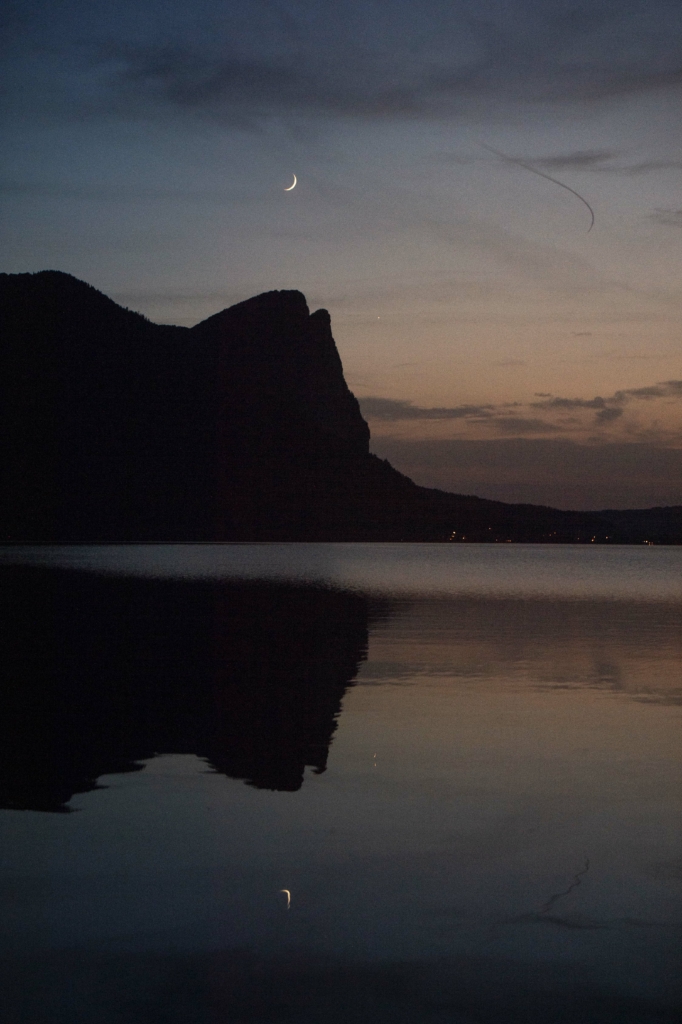 Untergehender Sichelmond, Mond, über der Drachenwand am Mondsee im Salzkammergut, Salzburger Land, Salzburg, Oberösterreich, Österreich.