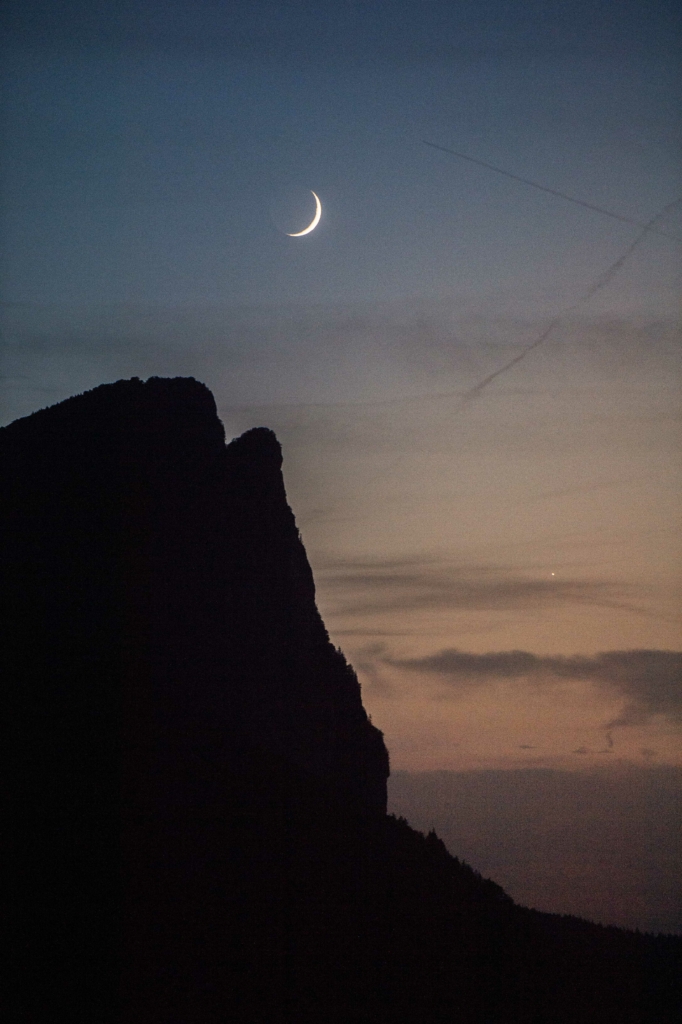 Untergehender Sichelmond, Mond, über der Drachenwand am Mondsee im Salzkammergut, Salzburger Land, Salzburg, Oberösterreich, Österreich.