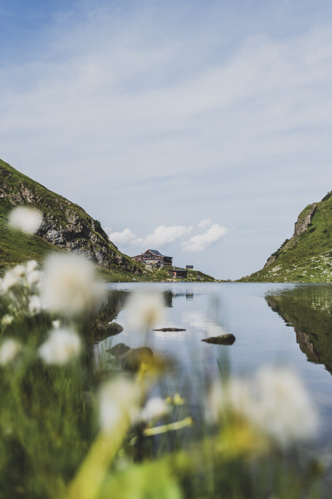 Wandern im Tiroler Land – Unterwegs zum Wildseeloderhaus in den Kitzbühler Alpen.