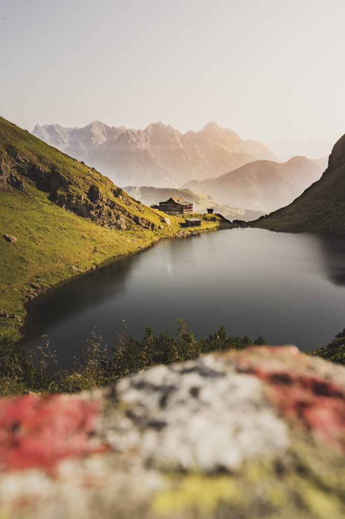 Wandern im Tiroler Land – Unterwegs zum Wildseeloderhaus in den Kitzbühler Alpen.