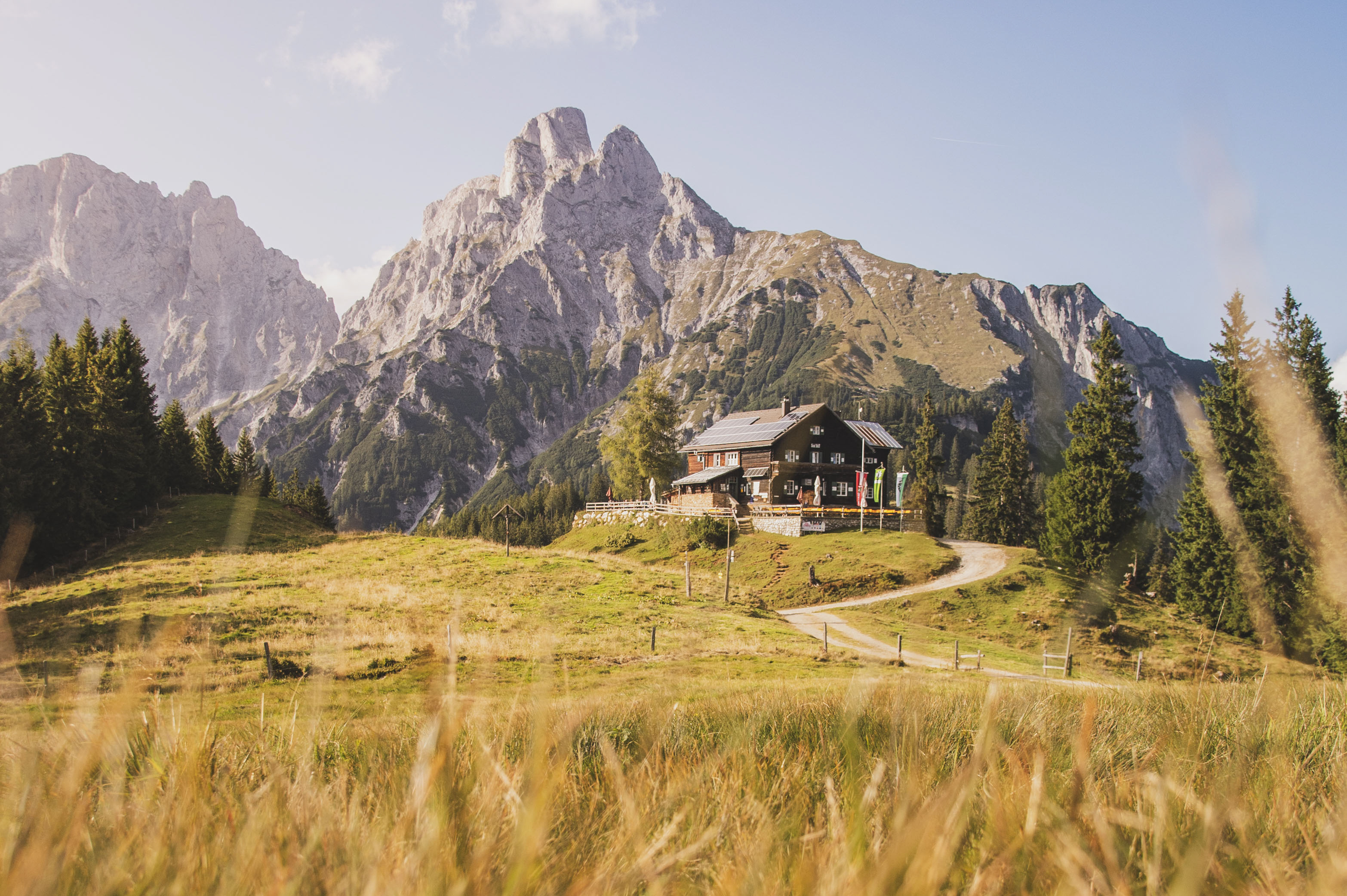 Sonnenuntergang bei der Mödlinger Hütte im Nationalpark Gesäuse in den Ennstaler Alpen mit dem Admonter Reichenstein im Hintergrund, Steiermark, Österreich.