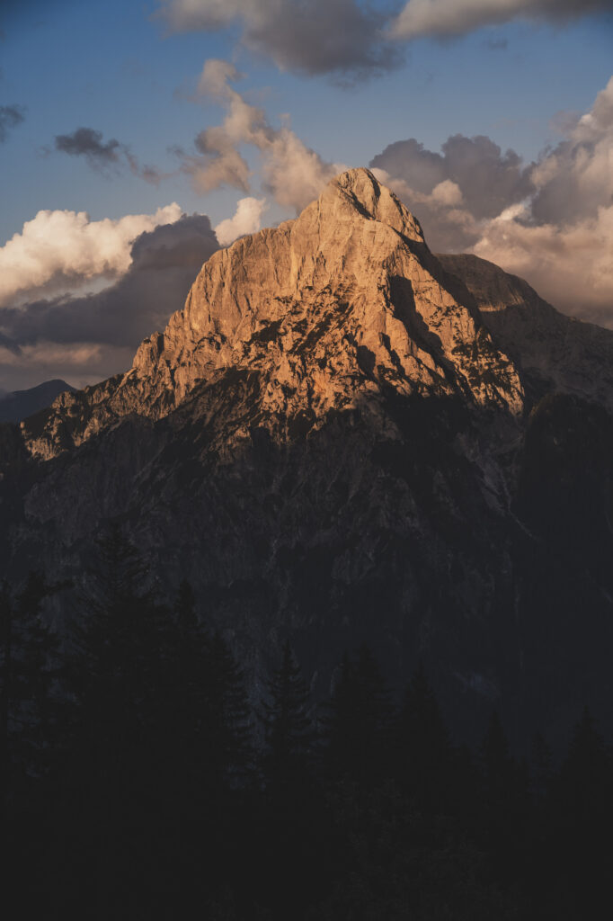 Die letzten Sonnenstrahlen erleuchten die Spitze des Grossen Ödstein im Nationalpark Gesäuse in den Ennstaler Alpen, Steiermark, Österreich.