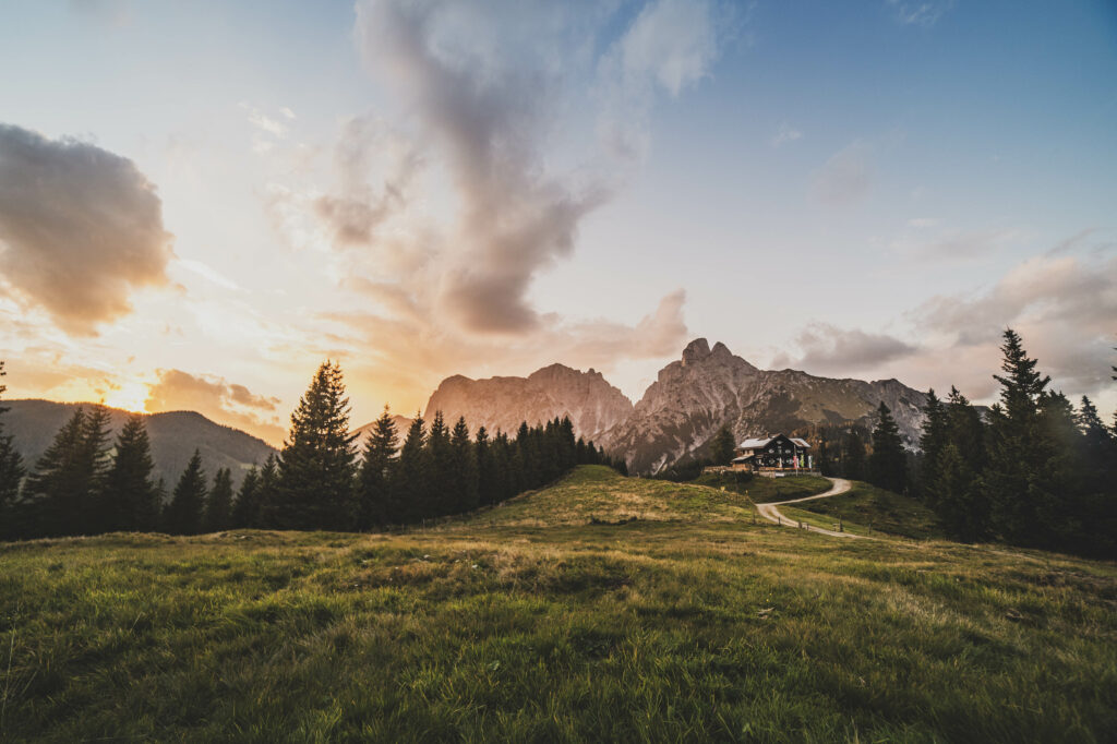 Sonnenuntergang bei der Mödlinger Hütte im Nationalpark Gesäuse in den Ennstaler Alpen mit dem Admonter Reichenstein im Hintergrund, Steiermark, Österreich.