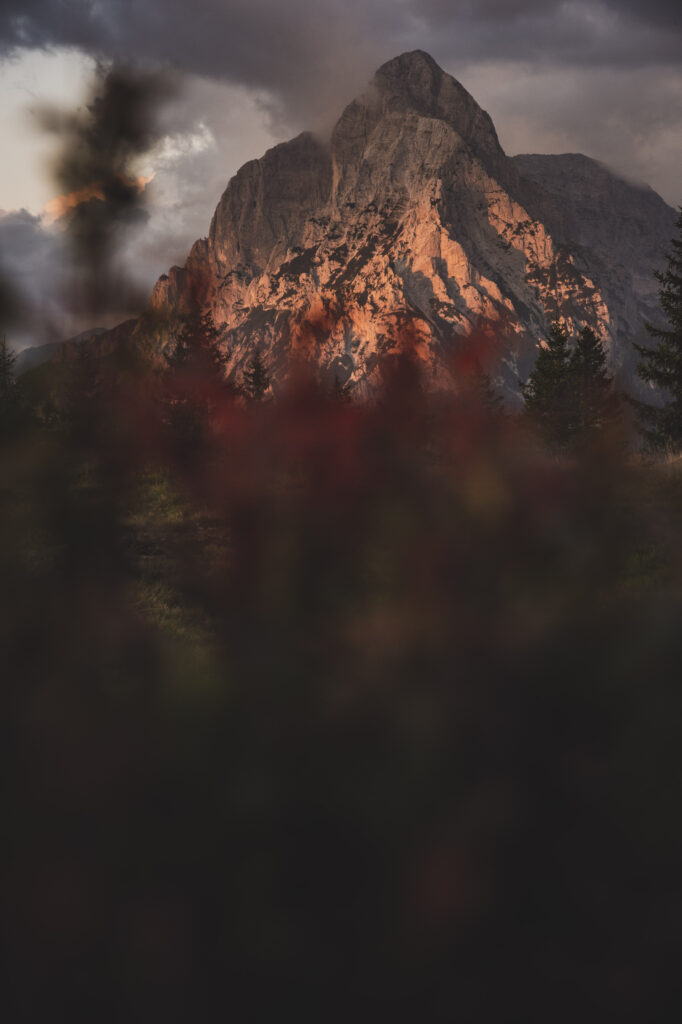 Die letzten Sonnenstrahlen erleuchten die Spitze des Grossen Ödstein im Nationalpark Gesäuse in den Ennstaler Alpen, Steiermark, Österreich.