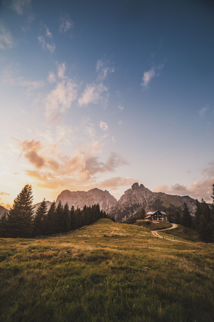 Sonnenuntergang bei der Mödlinger Hütte im Nationalpark Gesäuse in den Ennstaler Alpen mit dem Admonter Reichenstein im Hintergrund, Steiermark, Österreich.