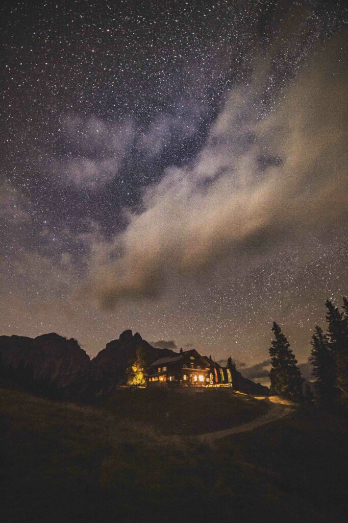 Sternenhimmel über der Mödlinger Hütte im Nationalpark Gesäuse in den Ennstaler Alpen mit dem Admonter Reichenstein im Hintergrund, Steiermark, Österreich.