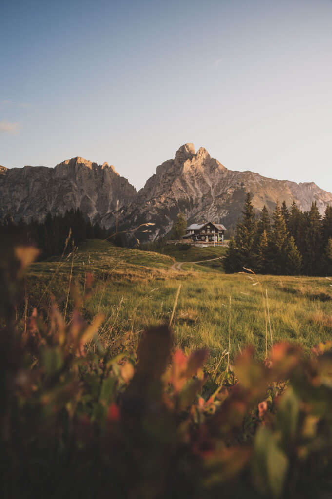 Sonnenaufgang bei der Mödlinger Hütte im Nationalpark Gesäuse in den Ennstaler Alpen mit dem Admonter Reichenstein im Hintergrund, Steiermark, Österreich