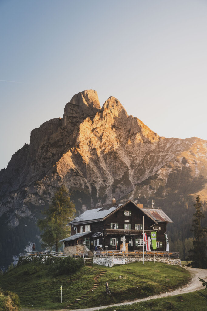 Sonnenaufgang bei der Mödlinger Hütte im Nationalpark Gesäuse in den Ennstaler Alpen mit dem Admonter Reichenstein im Hintergrund, Steiermark, Österreich