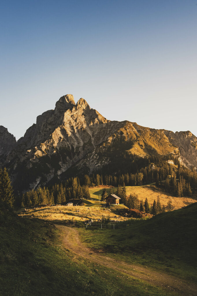 Stützpunkt der Österreichischen Bergrettung bei bei der Mödlinger Hütte im Nationalpark Gesäuse in den Ennstaler Alpen mit dem Admonter Reichenstein im Hintergrund, Steiermark, Österreich.