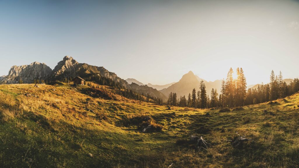 Stützpunkt der Österreichischen Bergrettung bei bei der Mödlinger Hütte im Nationalpark Gesäuse in den Ennstaler Alpen mit dem Admonter Reichenstein im Hintergrund, Steiermark, Österreich.