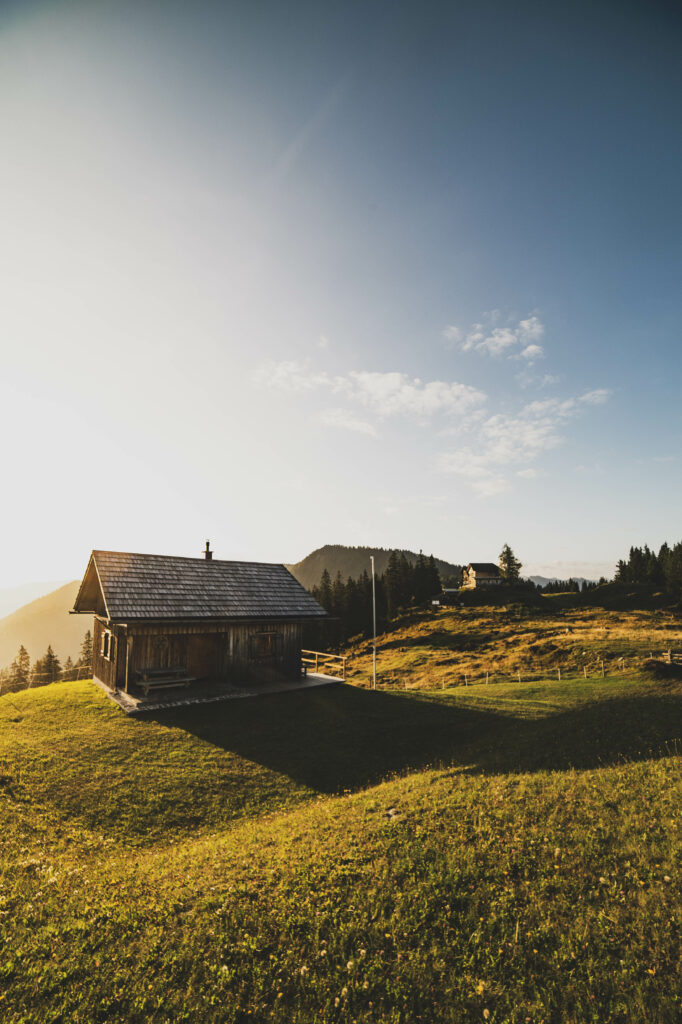 Stützpunkt der Österreichischen Bergrettung bei bei der Mödlinger Hütte im Nationalpark Gesäuse in den Ennstaler Alpen mit dem Admonter Reichenstein im Hintergrund, Steiermark, Österreich.