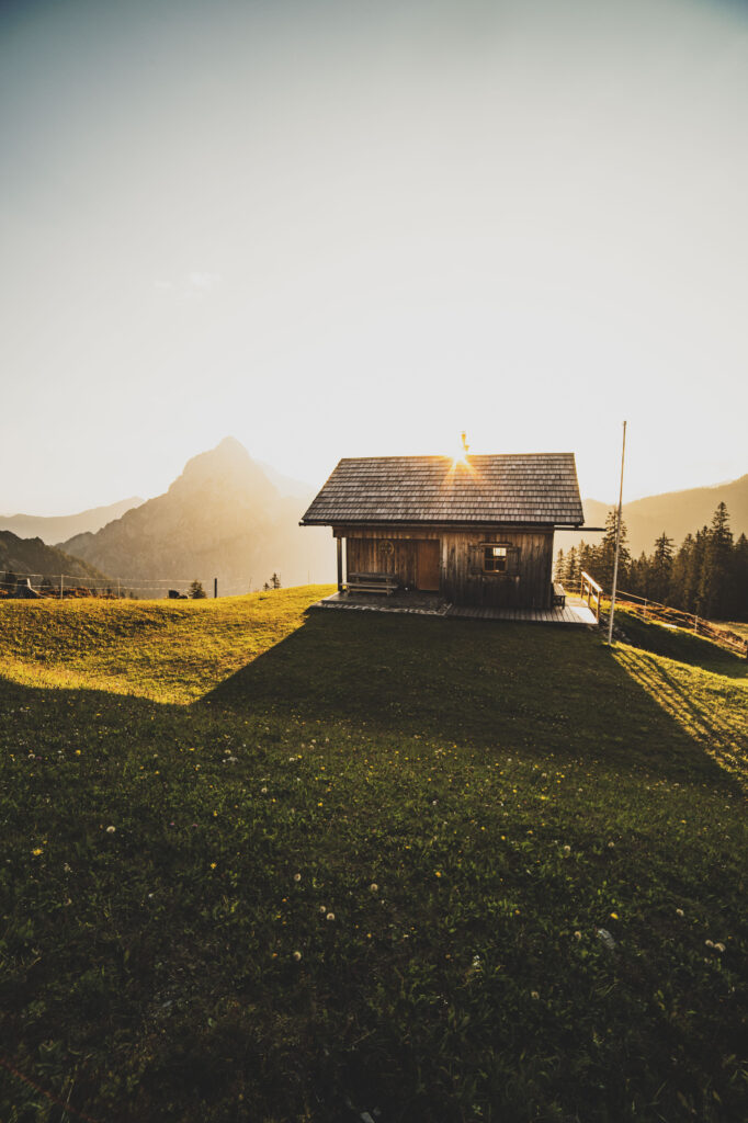 Stützpunkt der Österreichischen Bergrettung bei bei der Mödlinger Hütte im Nationalpark Gesäuse in den Ennstaler Alpen mit dem Admonter Reichenstein im Hintergrund, Steiermark, Österreich.