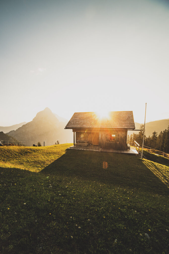 Stützpunkt der Österreichischen Bergrettung bei bei der Mödlinger Hütte im Nationalpark Gesäuse in den Ennstaler Alpen mit dem Admonter Reichenstein im Hintergrund, Steiermark, Österreich.