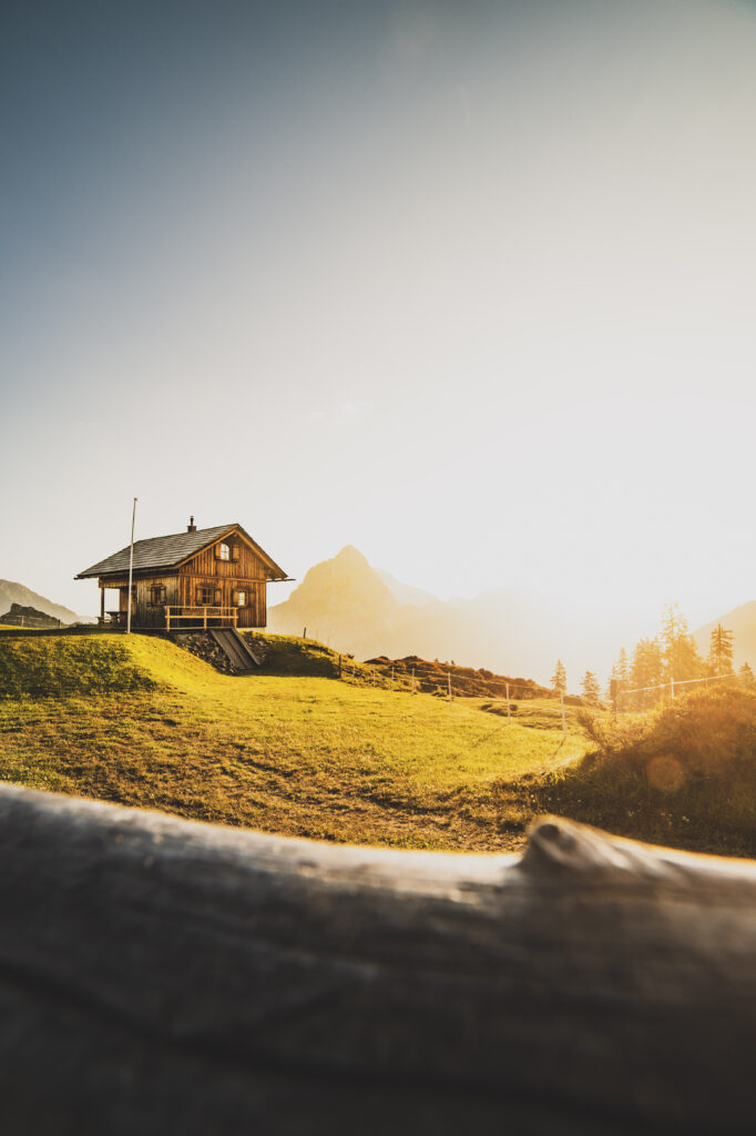 Stützpunkt der Österreichischen Bergrettung bei bei der Mödlinger Hütte im Nationalpark Gesäuse in den Ennstaler Alpen mit dem Admonter Reichenstein im Hintergrund, Steiermark, Österreich.