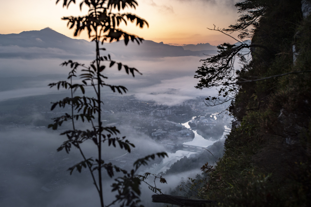 Atemberaubende Morgenstimmung mit Nebel mit Sonnenaufgang auf den Barmsteinen bei Hallein im Salzburger Land, Österreich.