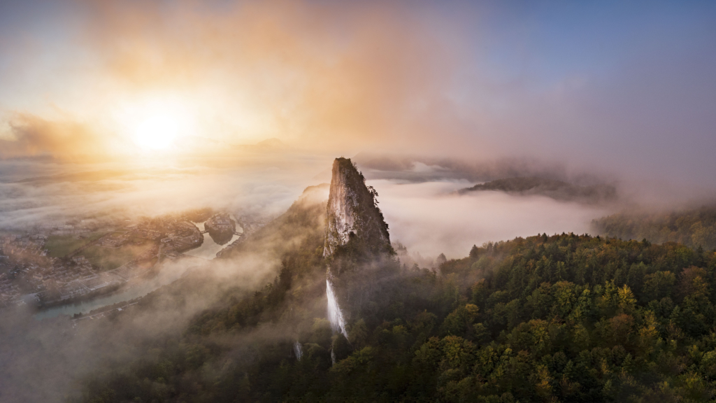 Atemberaubende Morgenstimmung mit Nebel mit Sonnenaufgang auf den Barmsteinen bei Hallein im Salzburger Land, Österreich.