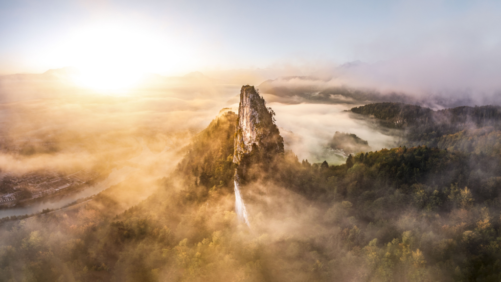 Atemberaubende Morgenstimmung mit Nebel mit Sonnenaufgang auf den Barmsteinen bei Hallein im Salzburger Land, Österreich.