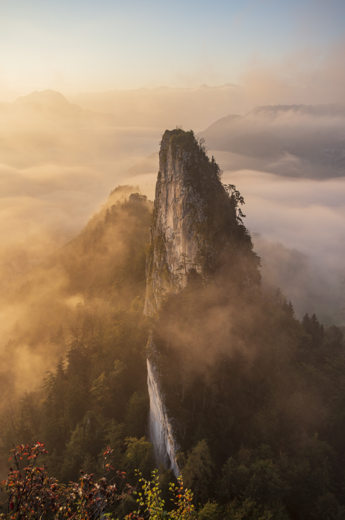 Atemberaubende Morgenstimmung mit Nebel mit Sonnenaufgang auf den Barmsteinen bei Hallein im Salzburger Land, Österreich.