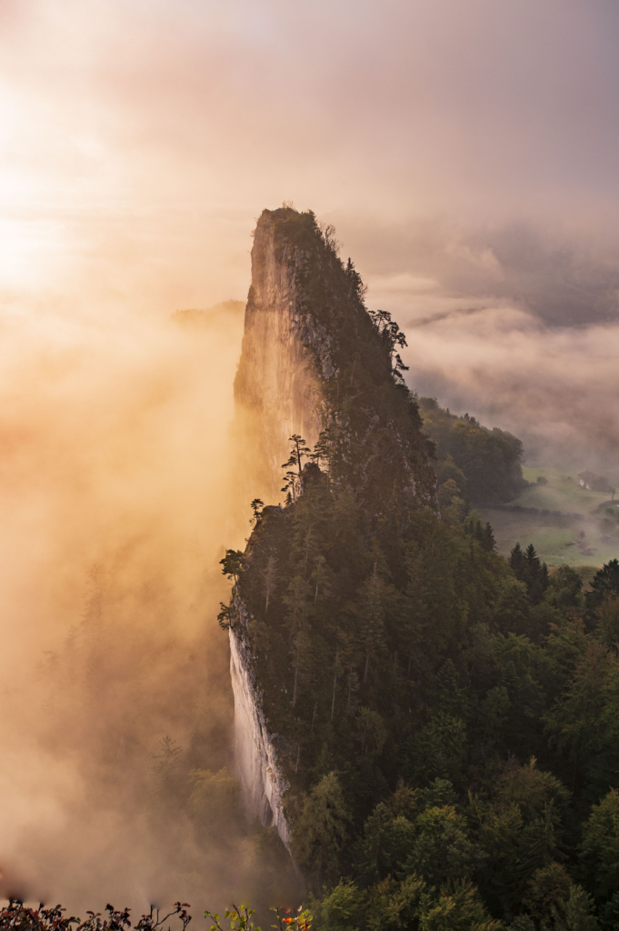 Atemberaubende Morgenstimmung mit Nebel mit Sonnenaufgang auf den Barmsteinen bei Hallein im Salzburger Land, Österreich.