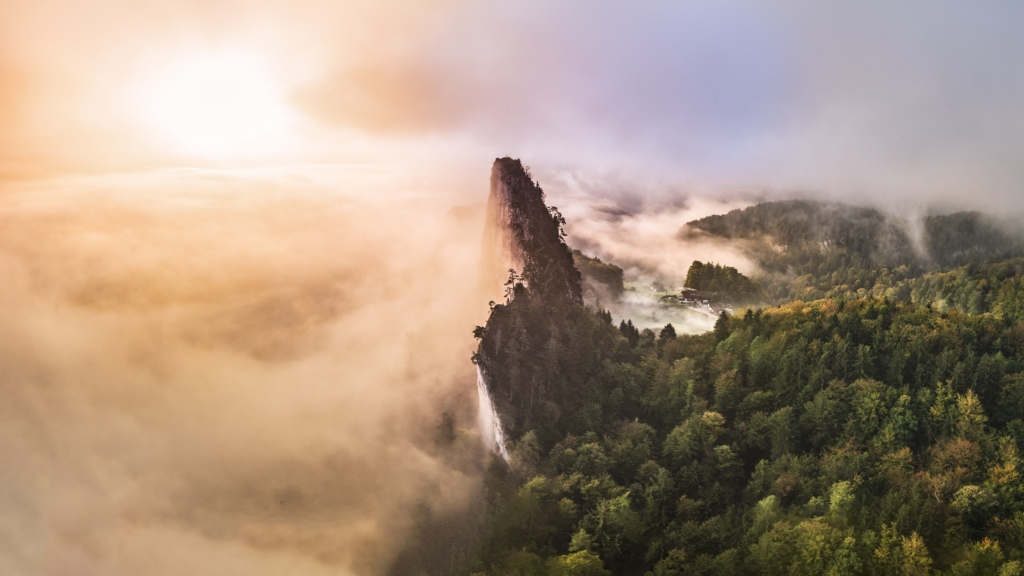 Atemberaubende Morgenstimmung mit Nebel mit Sonnenaufgang auf den Barmsteinen bei Hallein im Salzburger Land, Österreich.