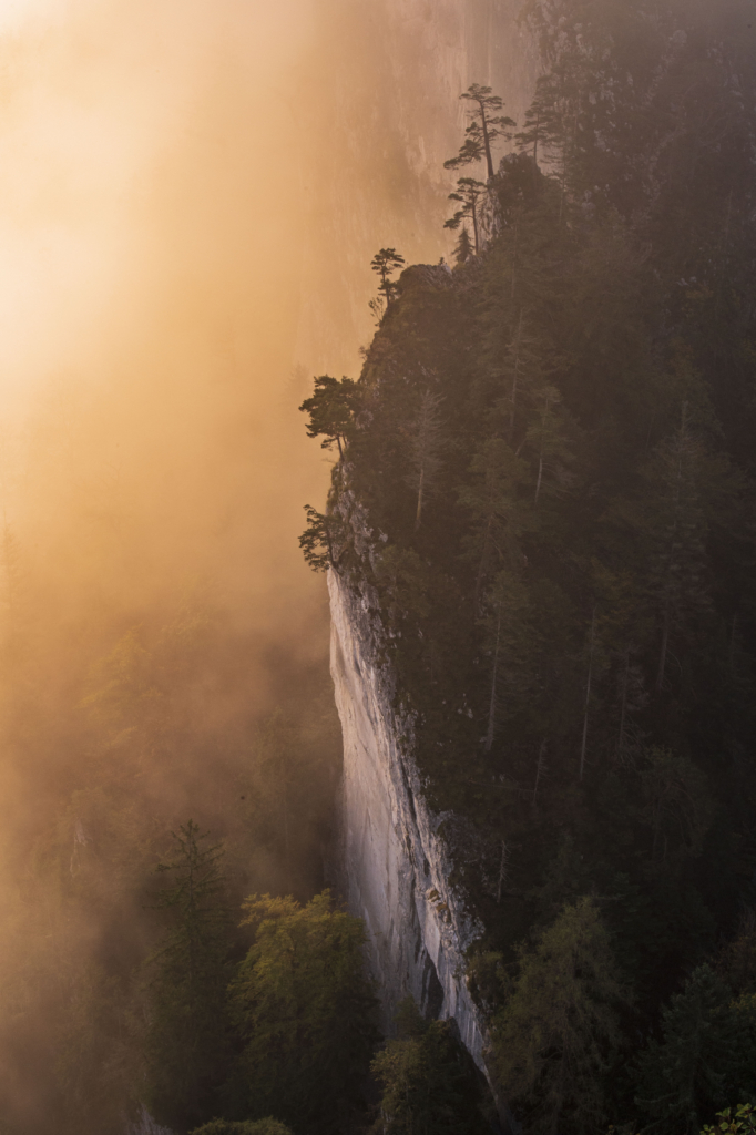 Atemberaubende Morgenstimmung mit Nebel mit Sonnenaufgang auf den Barmsteinen bei Hallein im Salzburger Land, Österreich.