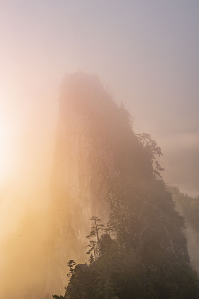 Atemberaubende Morgenstimmung mit Nebel mit Sonnenaufgang auf den Barmsteinen bei Hallein im Salzburger Land, Österreich.