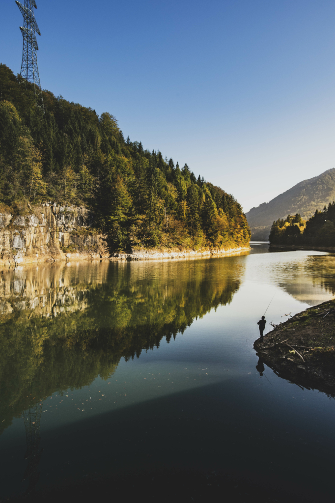 Der Wiestalerstausee bei Sonnenaufgang im Herbst im Salzburger Land, Österreich.