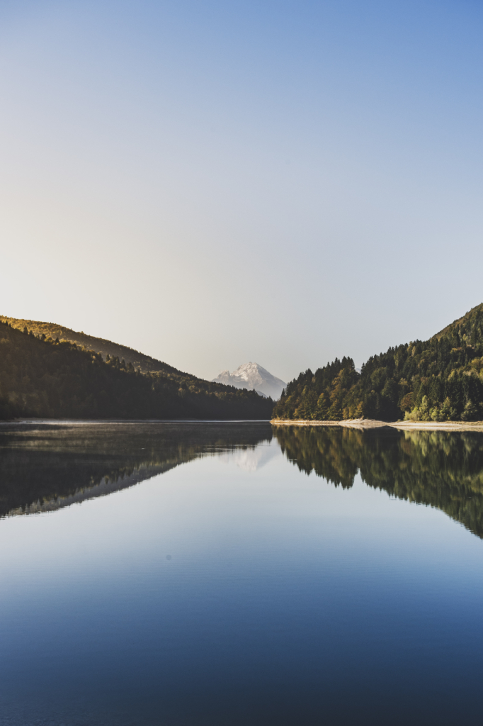 Blick auf Watzmann und Wiestalerstausee bei Sonnenaufgang im Herbst im Salzburger Land, Österreich.