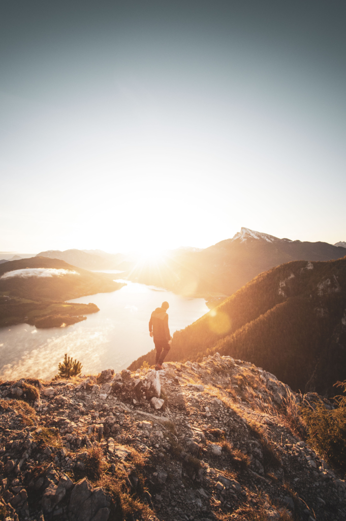 Sonnenaufgang am Gipfel der Drachenwand und Blick auf den Mondsee. Mit einer Höhe von 1176 hm liegt sie in den Salzkammergut-Bergen, einer Berggruppe in den Nördlichen Kalkalpen in Salzburg an der Grenze zu Öberösterreich, Österreich.