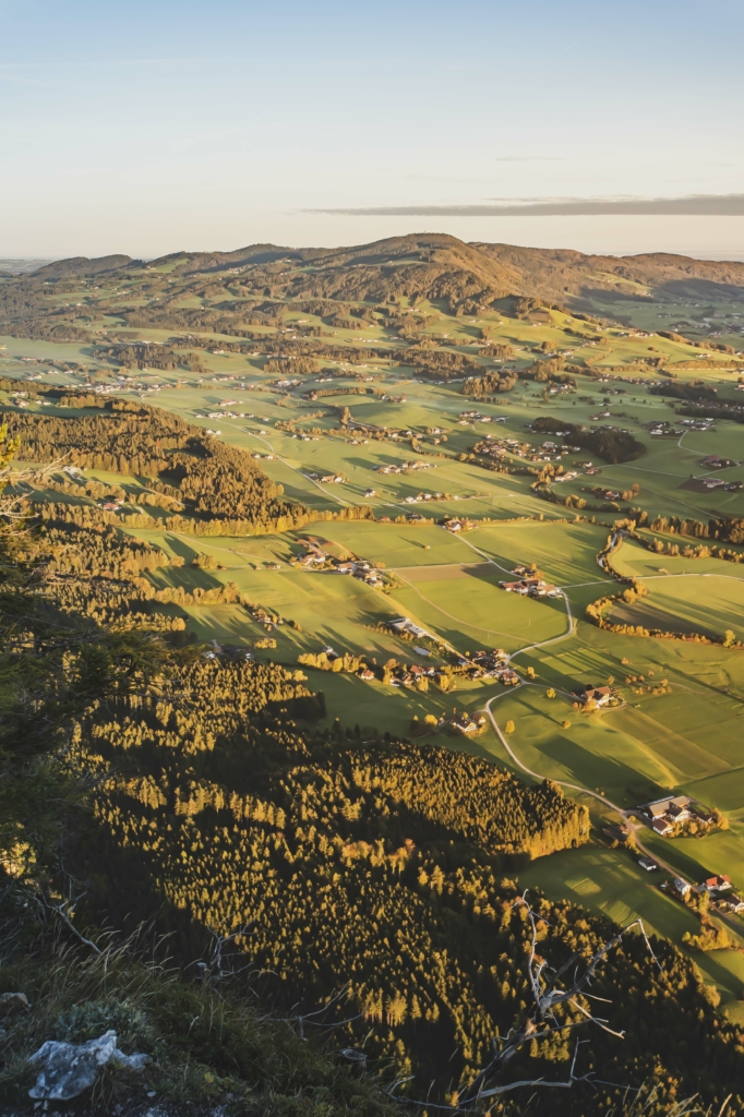 Blick auf die Fuschler Ache im Zuge des Sonnenaufgang am Gipfel der Drachenwand. Mit einer Höhe von 1176 hm liegt sie in den Salzkammergut-Bergen, einer Berggruppe in den Nördlichen Kalkalpen in Salzburg an der Grenze zu Öberösterreich, Österreich.