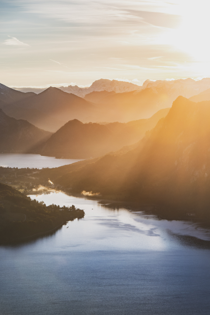 Sonnenaufgang am Gipfel der Drachenwand und Blick auf den Mondsee. Mit einer Höhe von 1176 hm liegt sie in den Salzkammergut-Bergen, einer Berggruppe in den Nördlichen Kalkalpen in Salzburg an der Grenze zu Öberösterreich, Österreich.