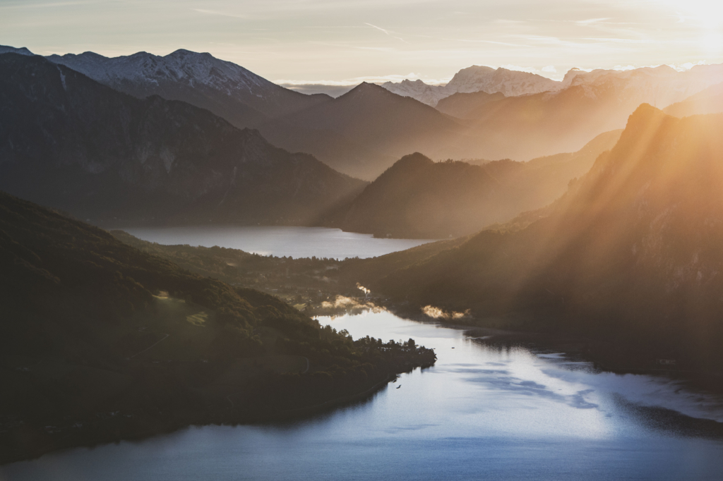 Sonnenaufgang am Gipfel der Drachenwand und Blick auf den Mondsee. Mit einer Höhe von 1176 hm liegt sie in den Salzkammergut-Bergen, einer Berggruppe in den Nördlichen Kalkalpen in Salzburg an der Grenze zu Öberösterreich, Österreich.