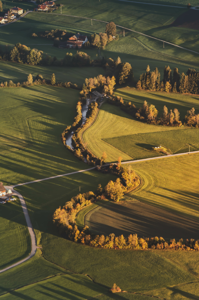 Blick auf die Fuschler Ache im Zuge des Sonnenaufgang am Gipfel der Drachenwand. Mit einer Höhe von 1176 hm liegt sie in den Salzkammergut-Bergen, einer Berggruppe in den Nördlichen Kalkalpen in Salzburg an der Grenze zu Öberösterreich, Österreich.