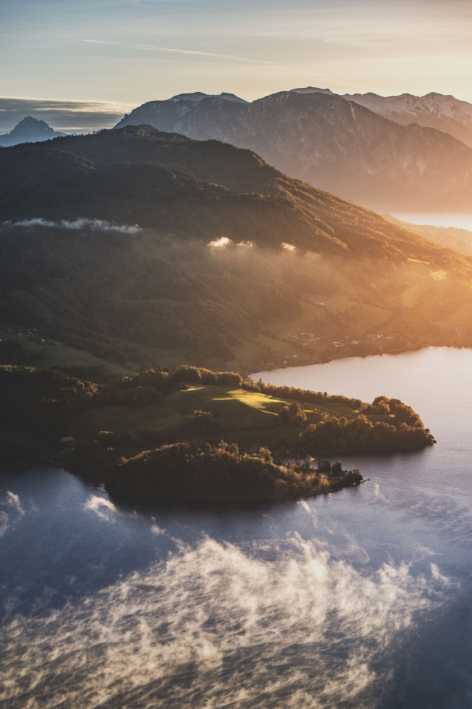 Sonnenaufgang am Gipfel der Drachenwand und Blick auf den Mondsee. Mit einer Höhe von 1176 hm liegt sie in den Salzkammergut-Bergen, einer Berggruppe in den Nördlichen Kalkalpen in Salzburg an der Grenze zu Öberösterreich, Österreich.