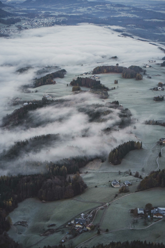Blick vom Schober auf die Täler und Wälder des Salzburger Thalgau.