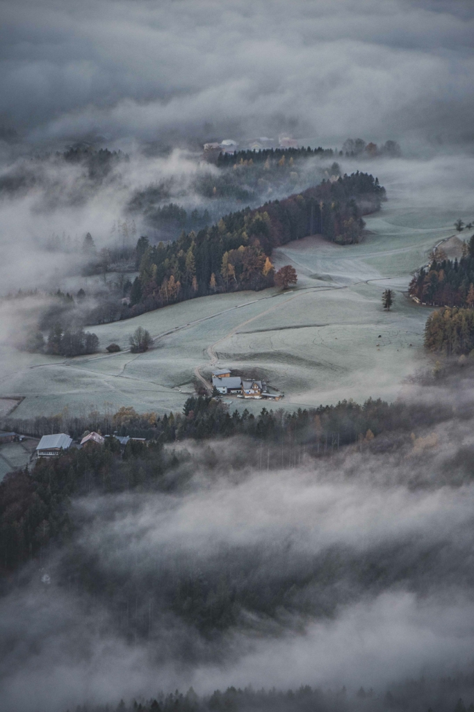Blick vom Schober auf die Täler und Wälder des Salzburger Thalgau.
