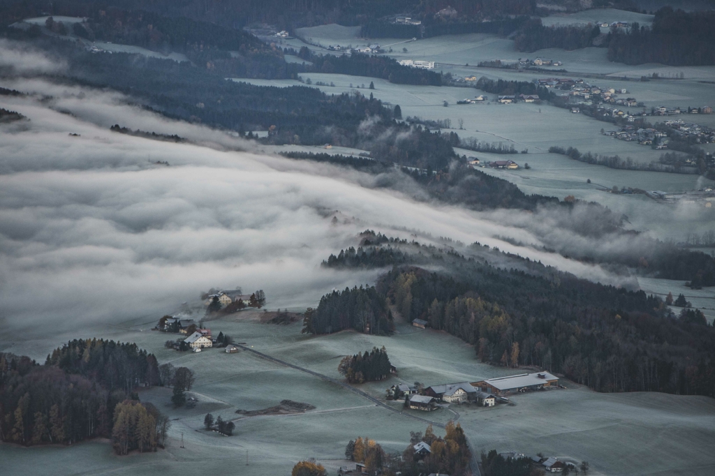 Blick vom Schober auf die Täler und Wälder des Salzburger Thalgau.