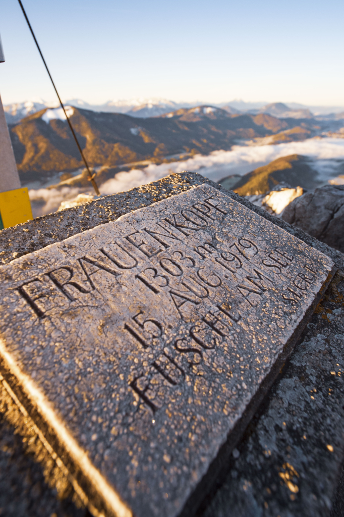 Gipfelkreuz Text des Frauenkopfes in den Salzkammergut-Bergen.