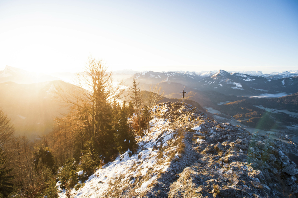 Ausblick am Gipfel des Frauenkopf in den Salzkammergut-Bergen zu Sonnenaufgang.