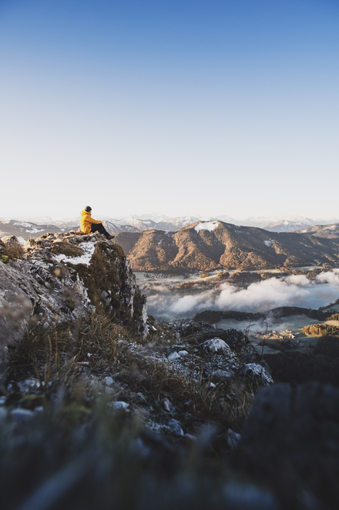 Ausblick am Gipfel des Frauenkopf in den Salzkammergut-Bergen zu Sonnenaufgang.