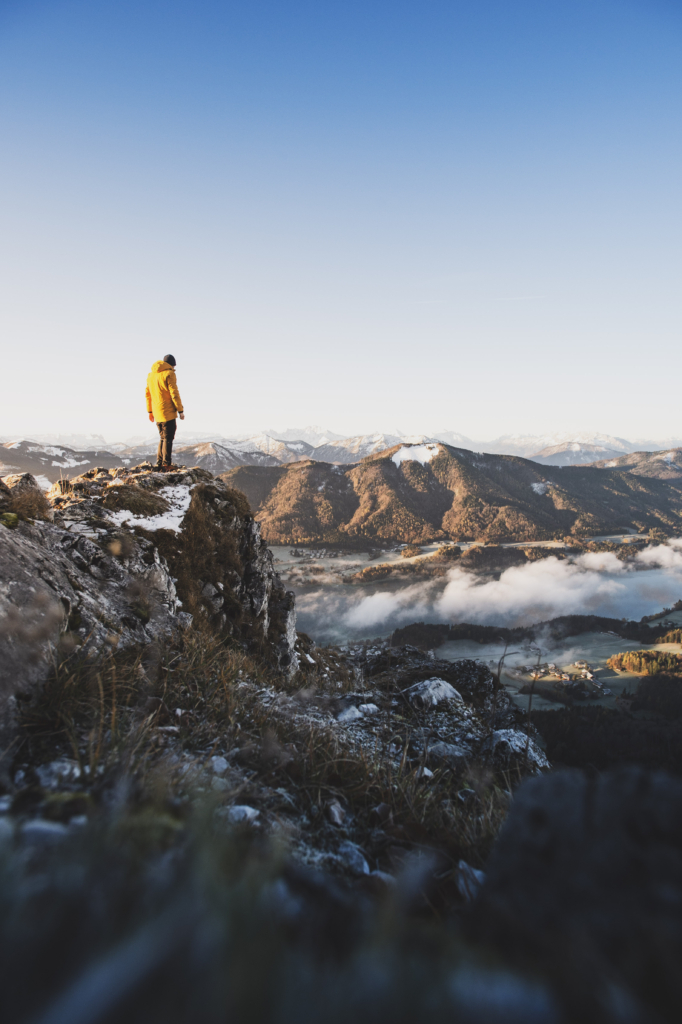 Ausblick am Gipfel des Frauenkopf in den Salzkammergut-Bergen zu Sonnenaufgang.