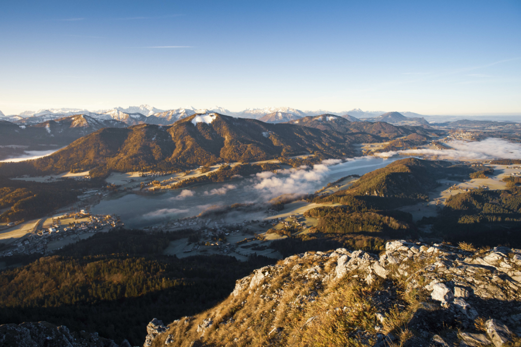 Ausblick auf den Fuschlsee vom Frauenkopf in den Salzkammergut-Bergen zu Sonnenaufgang.