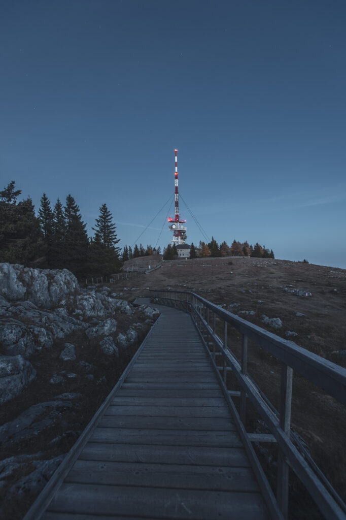 Rundfunk-Sendeanlage am Grazer Hausberg, dem Schöckl, in der Nacht.