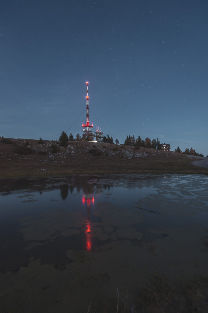 Rundfunk-Sendeanlage am Grazer Hausberg, dem Schöckl, in der Nacht.