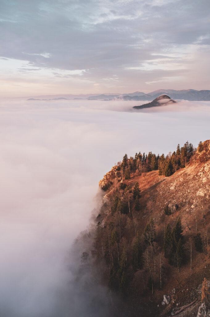 Sonnenaufgang und Nebelstimmung am Röthelstein in der Steiermark, Österreich