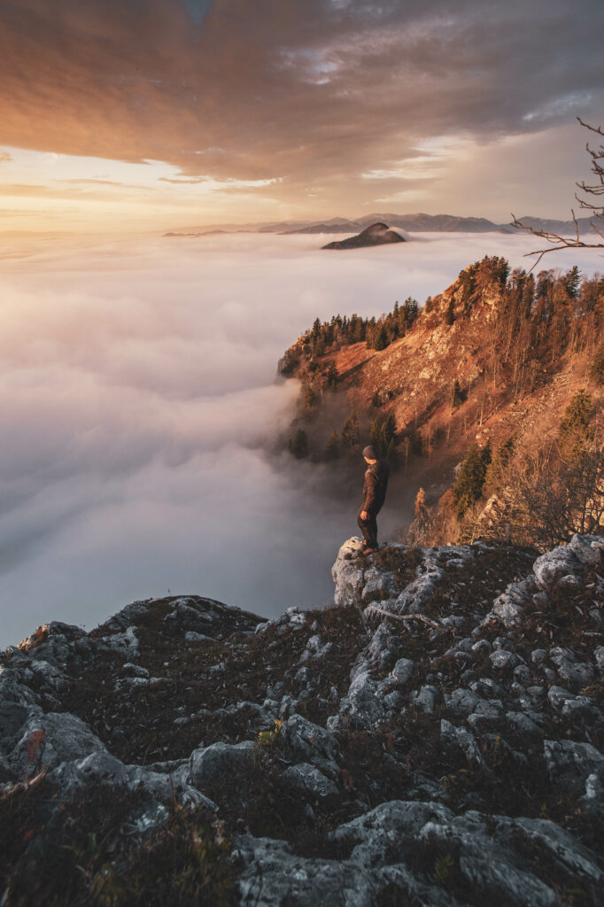 Sonnenaufgang und Nebelstimmung am Röthelstein in der Steiermark, Österreich