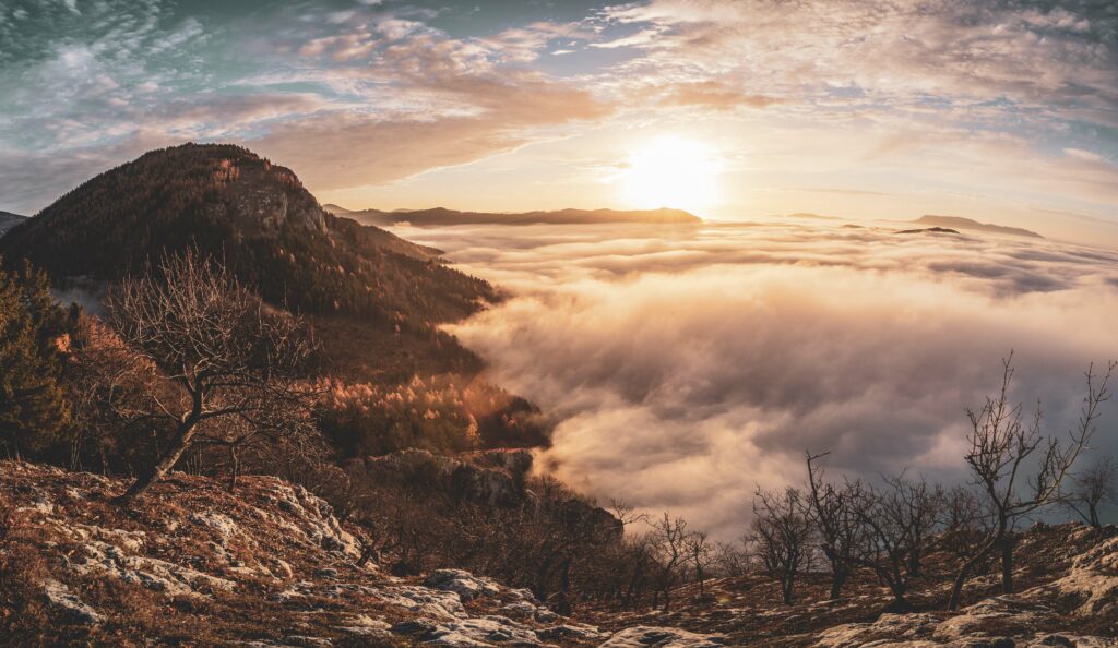 Sonnenaufgang und Nebelstimmung am Röthelstein in der Steiermark, Österreich