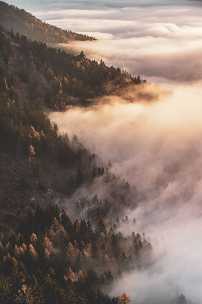 Sonnenaufgang und Nebelstimmung am Röthelstein in der Steiermark, Österreich